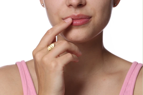 A women pointing her lips